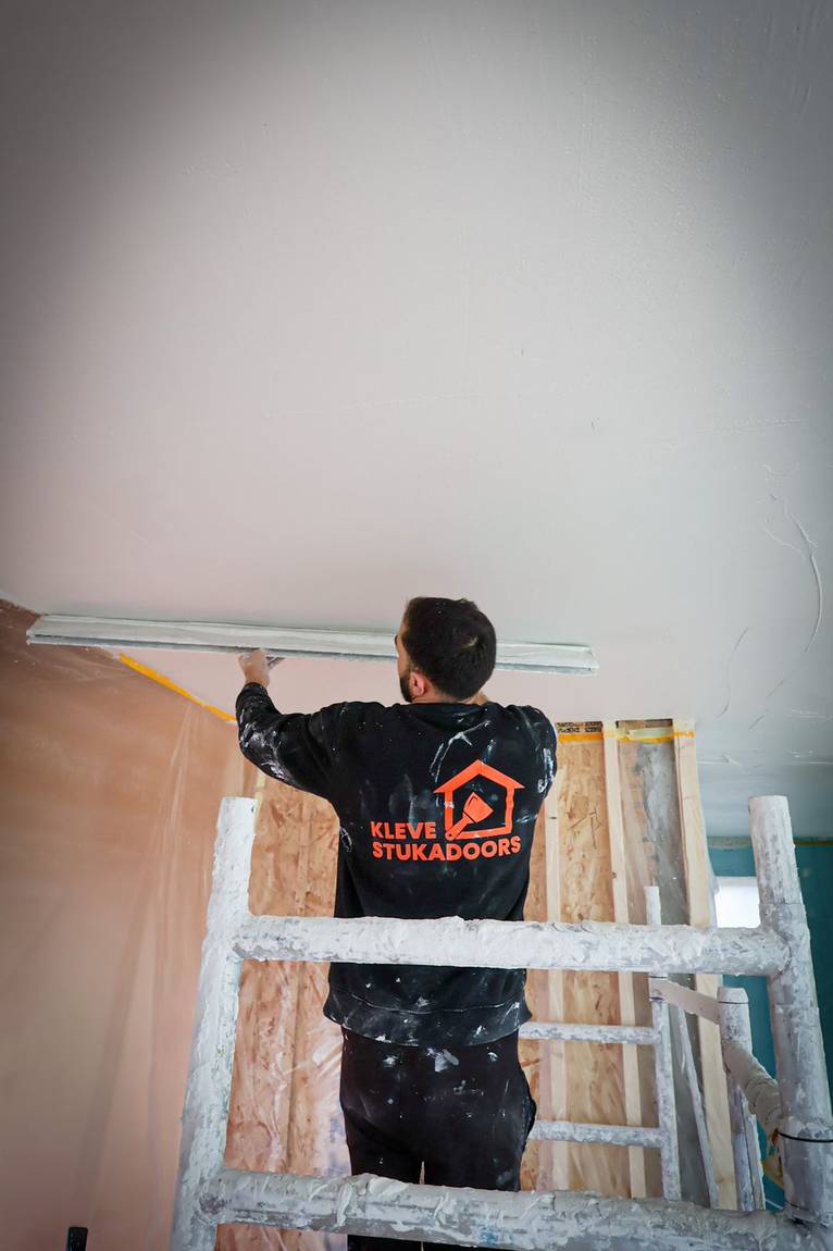 Plafond afwerken met de rei