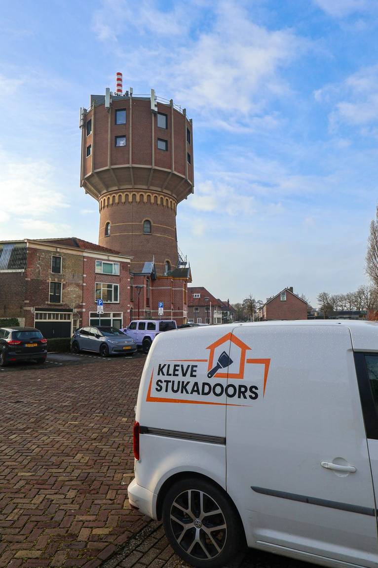 Bus van Kleve Stukadoors bij de watertoren
