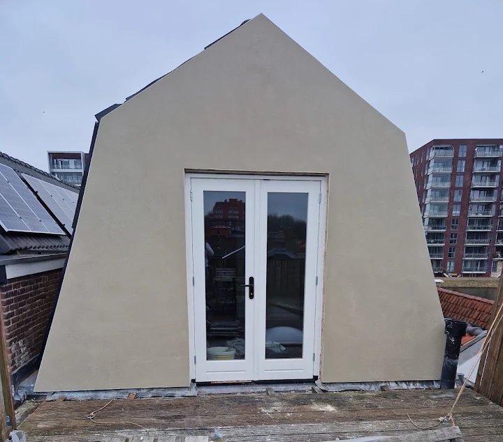 Dezelfde gevel na het stucwerk in Bergen NH
