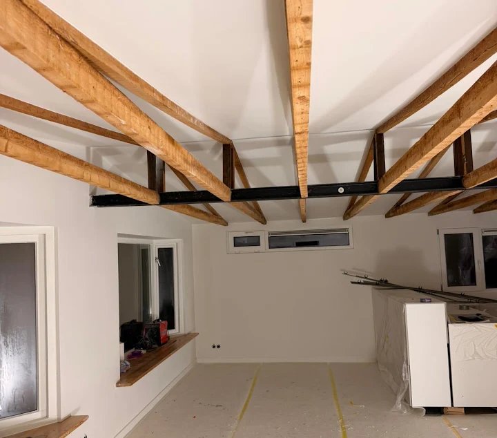 Stucwerk tussen plafondbalken bij een klus in Limmen