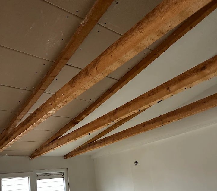 Detail van de balkenconstructie na het stucen in Limmen