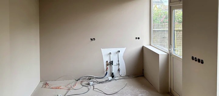 Wand in aanbouw tijdens stucwerk in Castricum