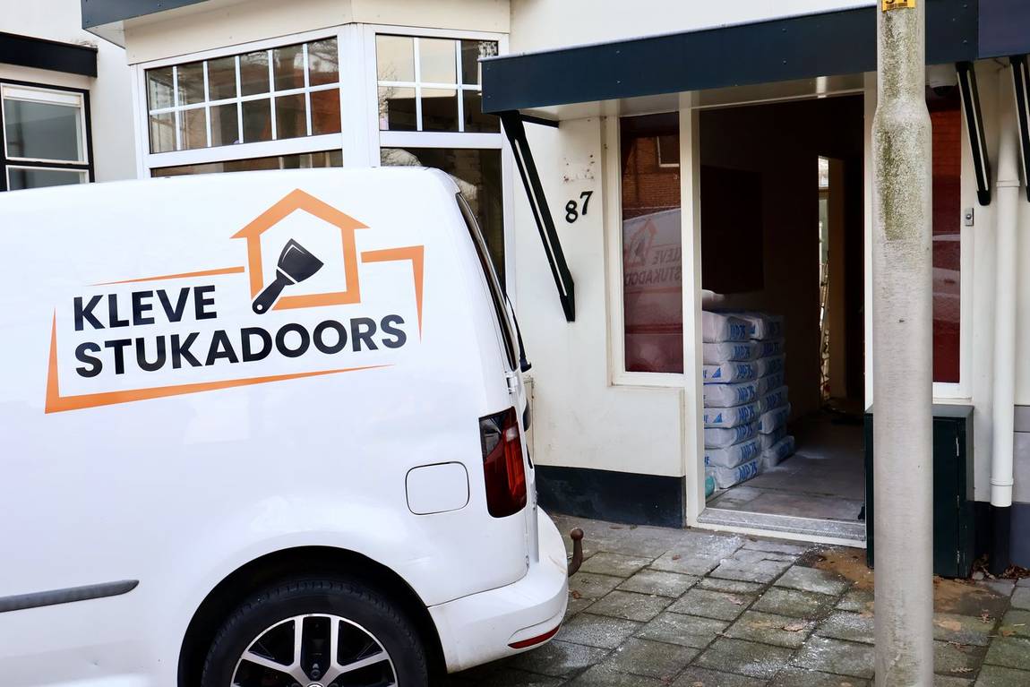 Bus van Kleve Stukadoors voor een project