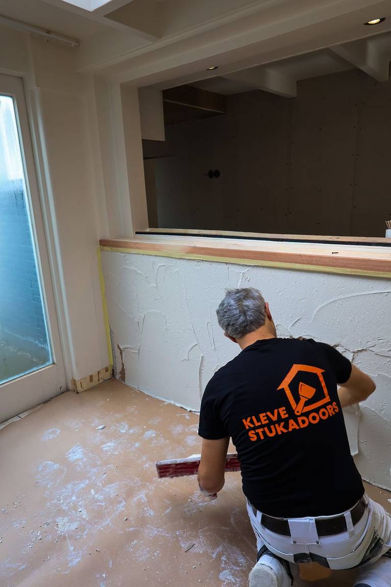 Wand stucen in bewoonde woning