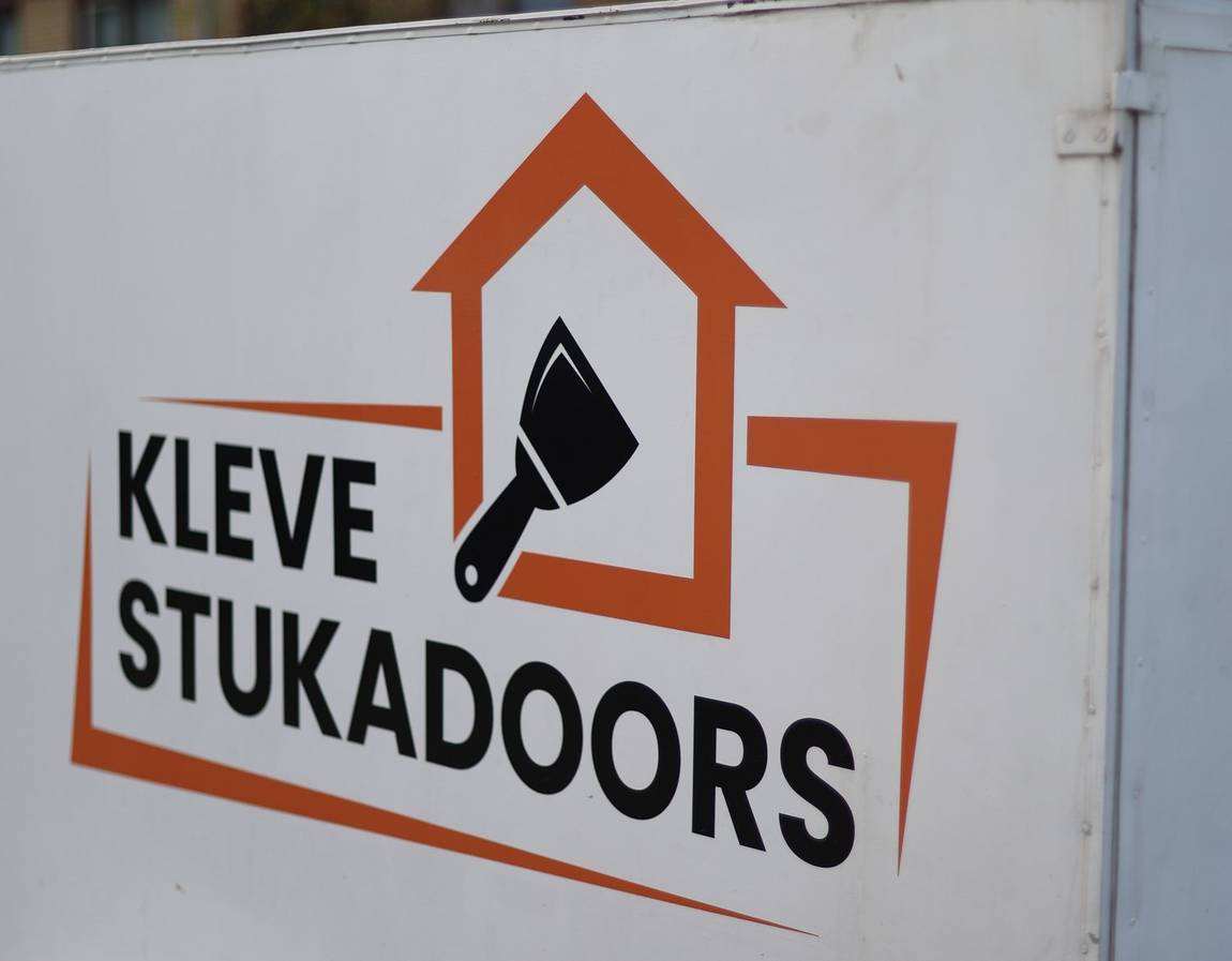 Aanhanger van Kleve Stukadoors op locatie