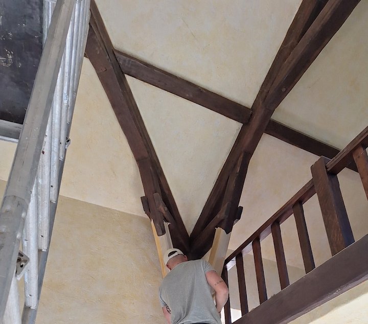 Roald aan het werk onder de balken van het huis in Lagardelle, Frankrijk
